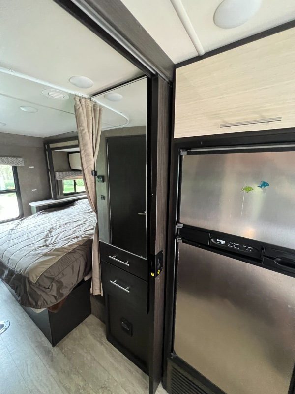 2018 Thor Motor Coach Vegas 25.3 - Image 6