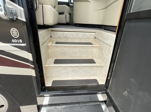 2019 Newmar Dutch Star 4018 - Image 10