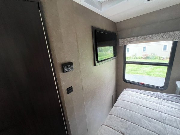 2018 Thor Motor Coach Vegas 25.3 - Image 10