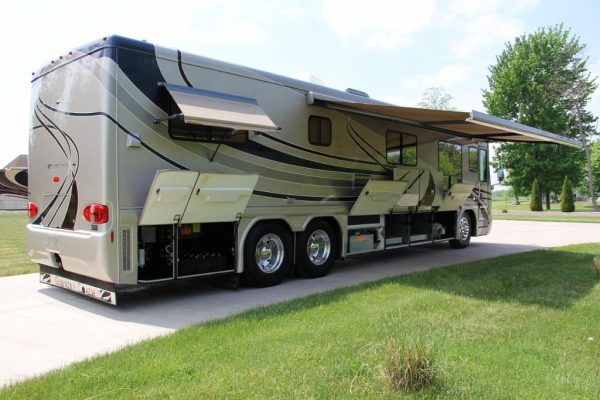 2004 Country Coach Intrigue Suite Escape - Image 3