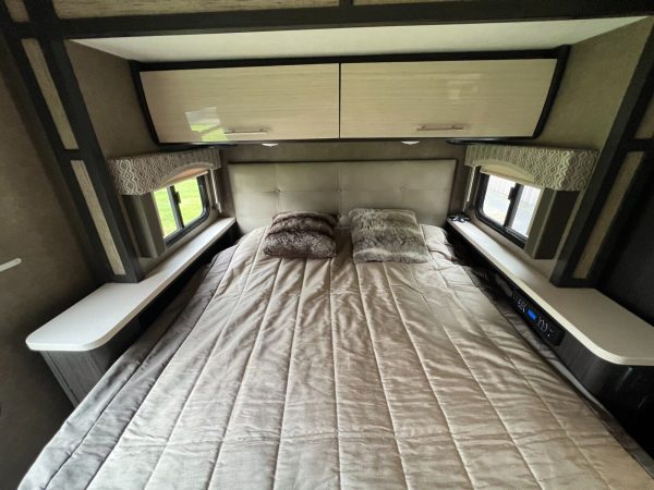 2018 Thor Motor Coach Vegas 25.3 - Image 12