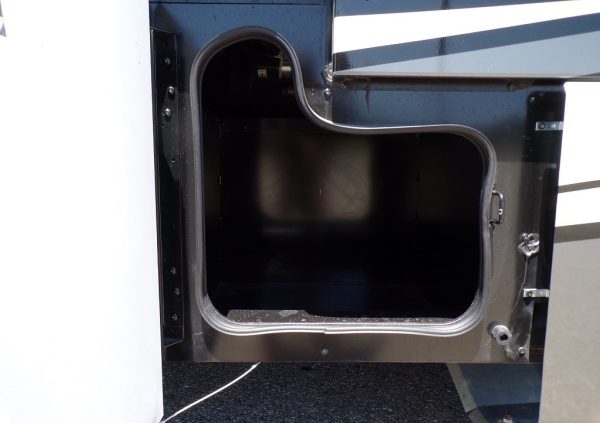 2019 Fleetwood Bounder 35K - Image 5