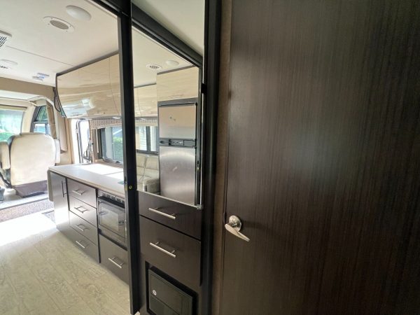 2018 Thor Motor Coach Vegas 25.3 - Image 18