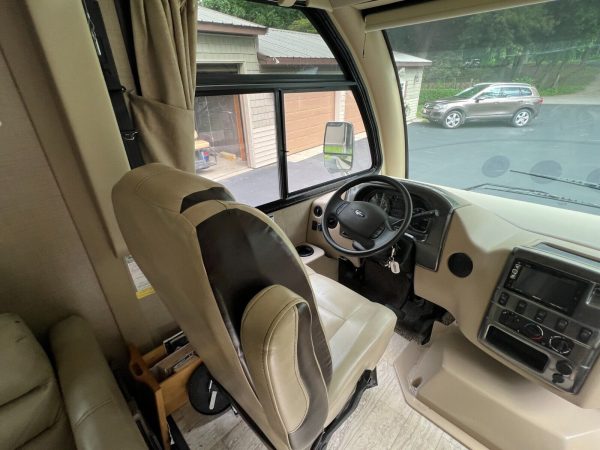 2018 Thor Motor Coach Vegas 25.3 - Image 21