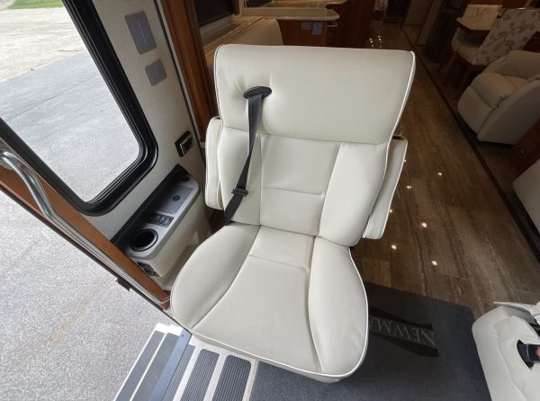 2019 Newmar Dutch Star 4018 - Image 25