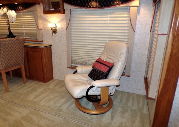 2005 Country Coach Allure 470 Series Mckenzie Bridge - Image 44