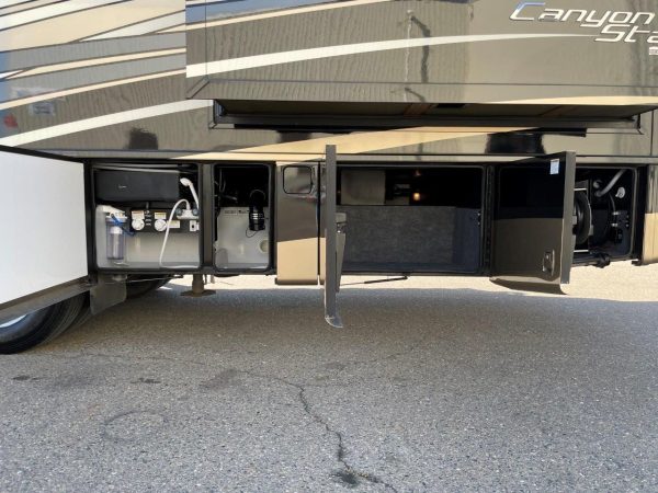 2016 Newmar Canyon Star 3911 - Image 27