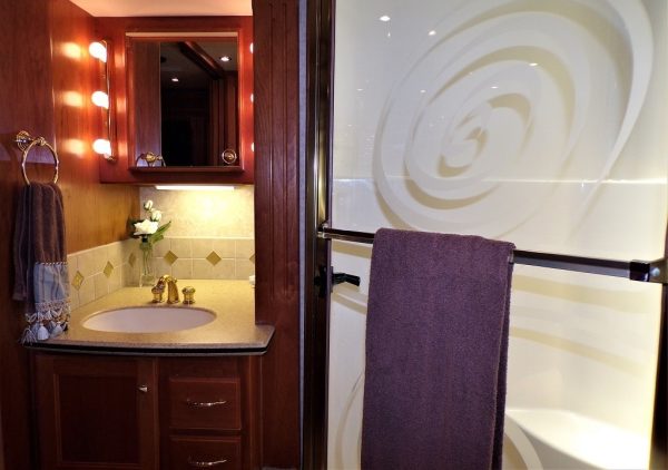 2005 Country Coach Allure 470 Series Mckenzie Bridge - Image 3