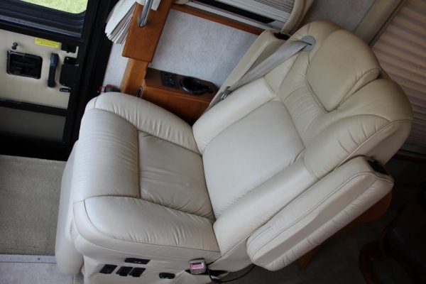 2004 Country Coach Intrigue Suite Escape - Image 28