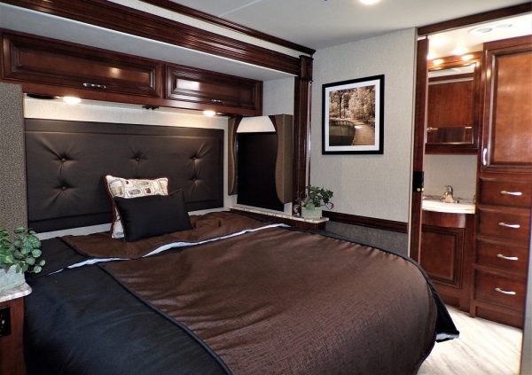 2019 Fleetwood Bounder 35K - Image 15