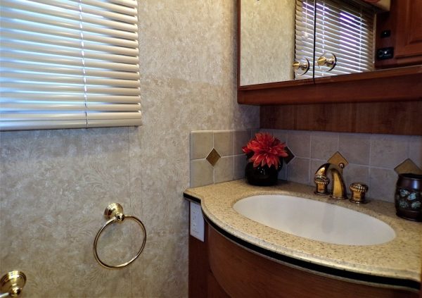 2005 Country Coach Allure 470 Series Mckenzie Bridge - Image 6