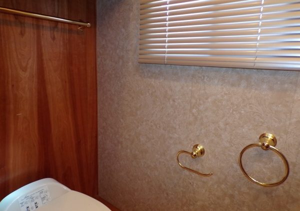 2005 Country Coach Allure 470 Series Mckenzie Bridge - Image 7