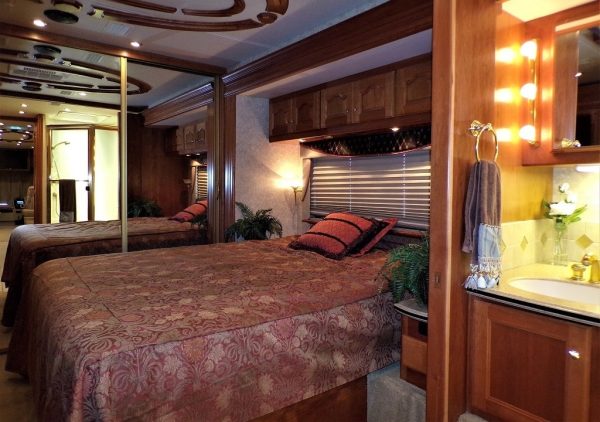 2005 Country Coach Allure 470 Series Mckenzie Bridge - Image 8