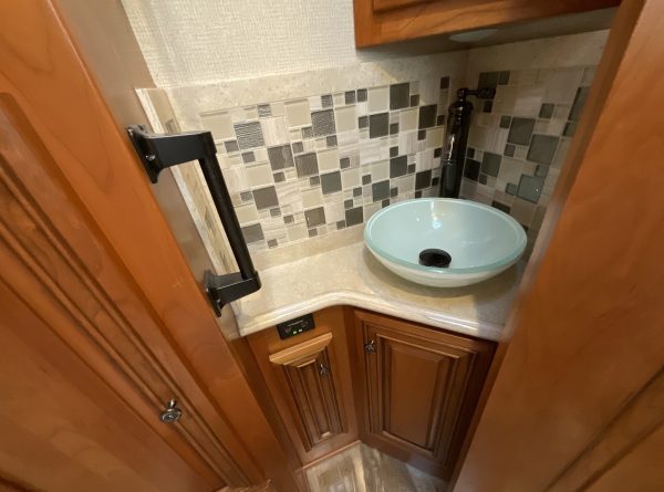 2019 Newmar Dutch Star 4018 - Image 43