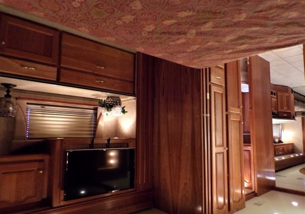 2005 Country Coach Allure 470 Series Mckenzie Bridge - Image 10
