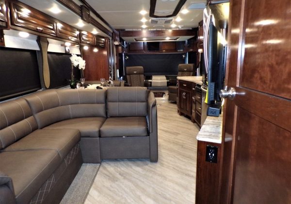 2019 Fleetwood Bounder 35K - Image 32