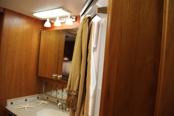 2004 Country Coach Intrigue Suite Escape - Image 42