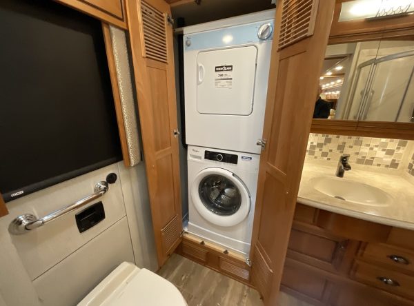 2019 Newmar Dutch Star 4018 - Image 2