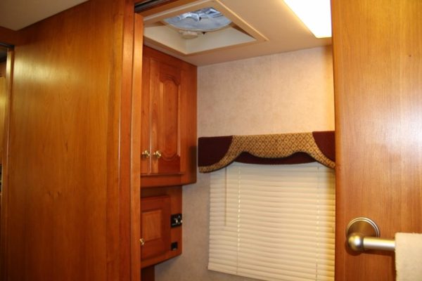 2004 Country Coach Intrigue Suite Escape - Image 46