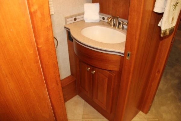 2004 Country Coach Intrigue Suite Escape - Image 47