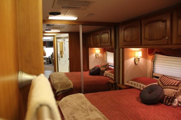 2004 Country Coach Intrigue Suite Escape - Image 51