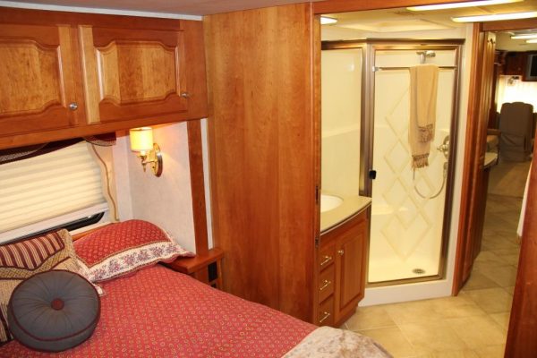 2004 Country Coach Intrigue Suite Escape - Image 53