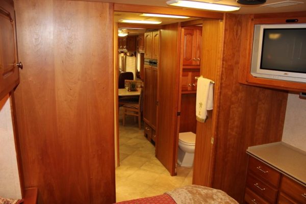 2004 Country Coach Intrigue Suite Escape - Image 54