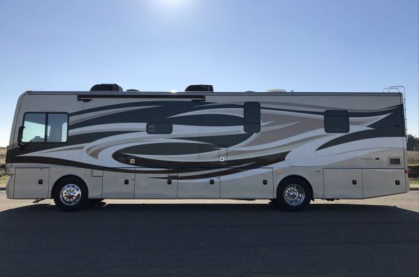 2017 Fleetwood Pace Arrow LXE 38B - Image 3