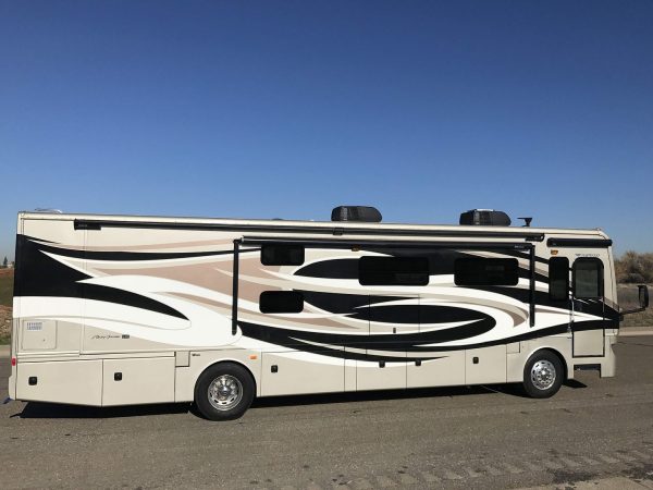 2017 Fleetwood Pace Arrow LXE 38B - Image 5
