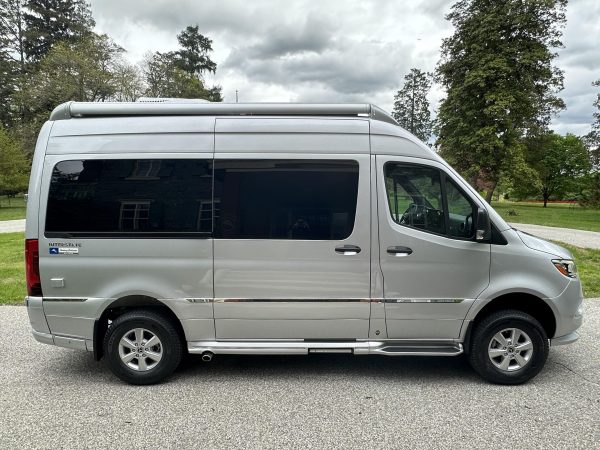 2020 Airstream Interstate 19 Tommy Bahama Edition 4x4 - Image 6