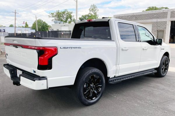 2022 Ford F-150 Lightning Lariat - Image 24