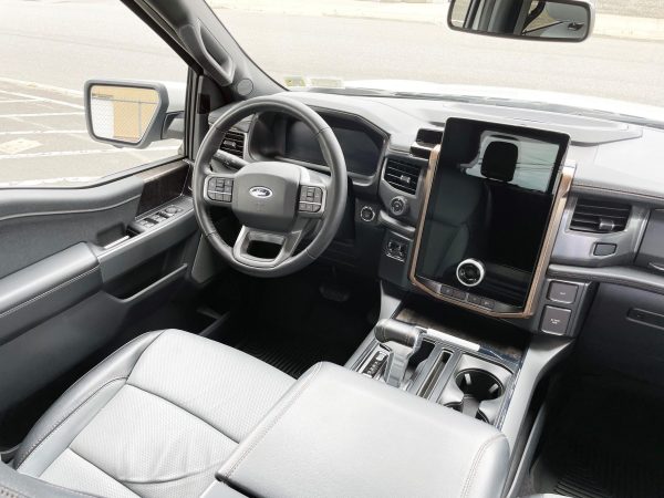 2022 Ford F-150 Lightning Lariat - Image 25