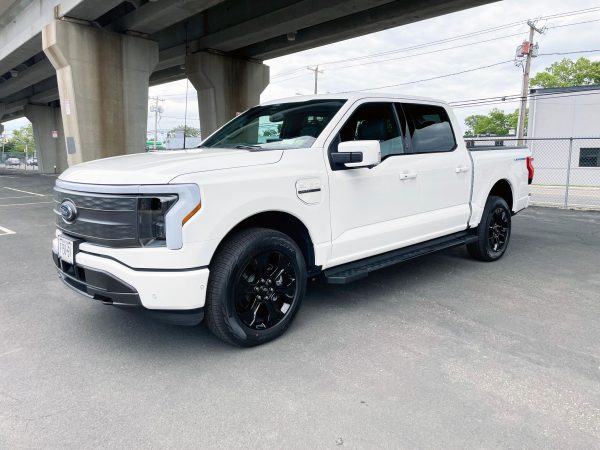 2022 Ford F-150 Lightning Lariat - Image 26
