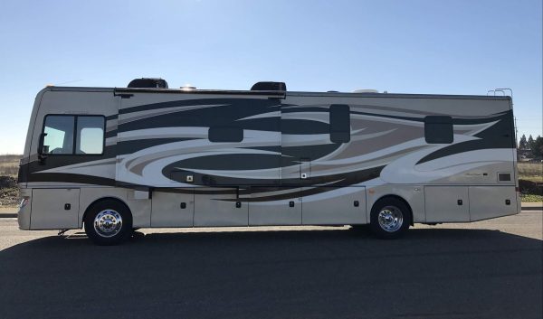 2017 Fleetwood Pace Arrow LXE 38B - Image 11