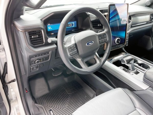 2022 Ford F-150 Lightning Lariat - Image 28