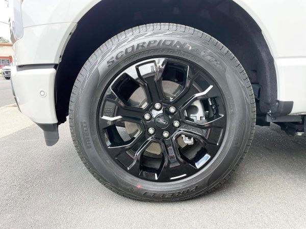 2022 Ford F-150 Lightning Lariat - Image 31