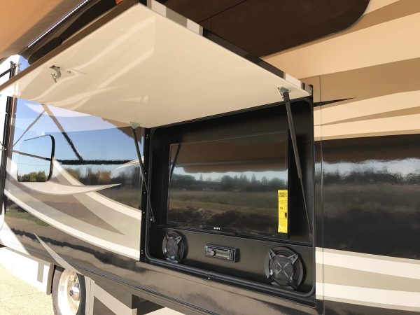 2017 Fleetwood Pace Arrow LXE 38B - Image 16