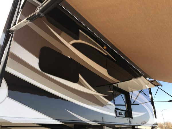 2017 Fleetwood Pace Arrow LXE 38B - Image 17