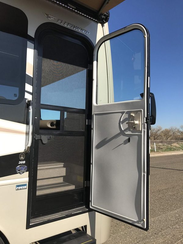 2017 Fleetwood Pace Arrow LXE 38B - Image 19