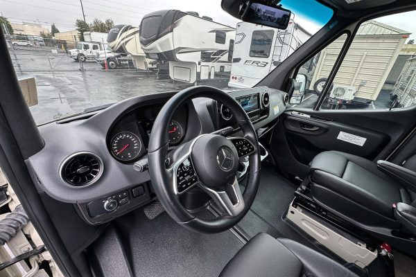 2020 Winnebago Revel 4x4 - Image 6