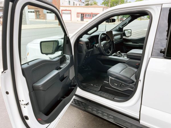 2022 Ford F-150 Lightning Lariat - Image 37