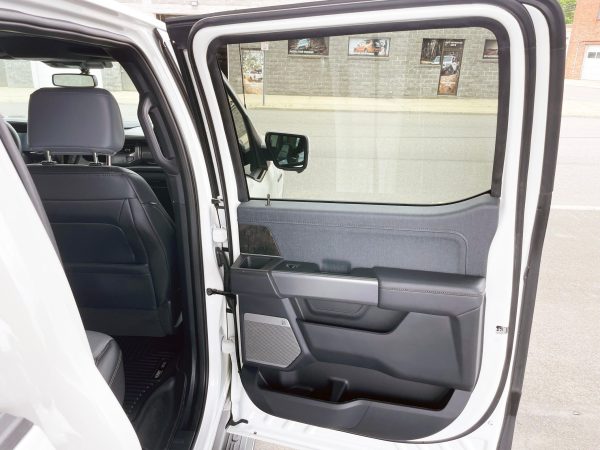 2022 Ford F-150 Lightning Lariat - Image 39