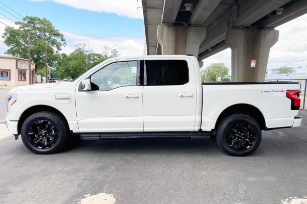 2022 Ford F-150 Lightning Lariat - Image 44