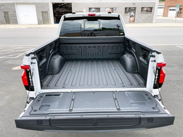 2022 Ford F-150 Lightning Lariat - Image 50